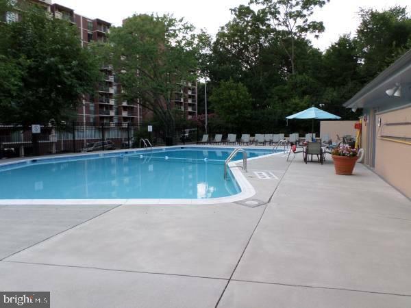 Building Photo - 1300 S Arlington Ridge Rd