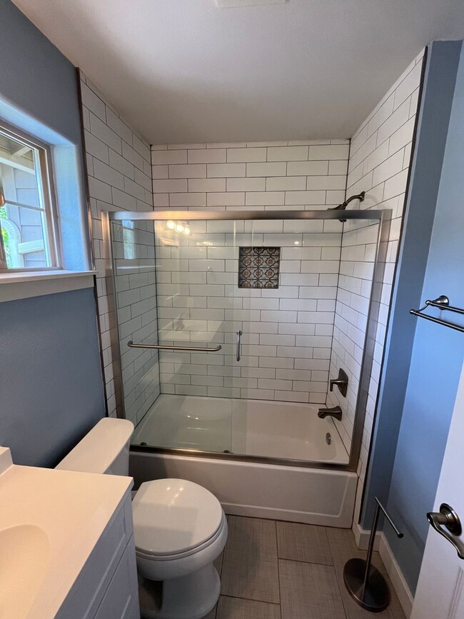 Building Photo - Beautiful 2 Bed/2.5 Bath Townhome on Bend'...