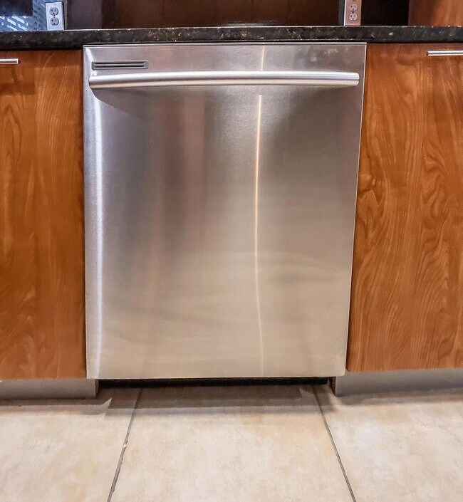 Building Photo - 2343 Vintage Dr