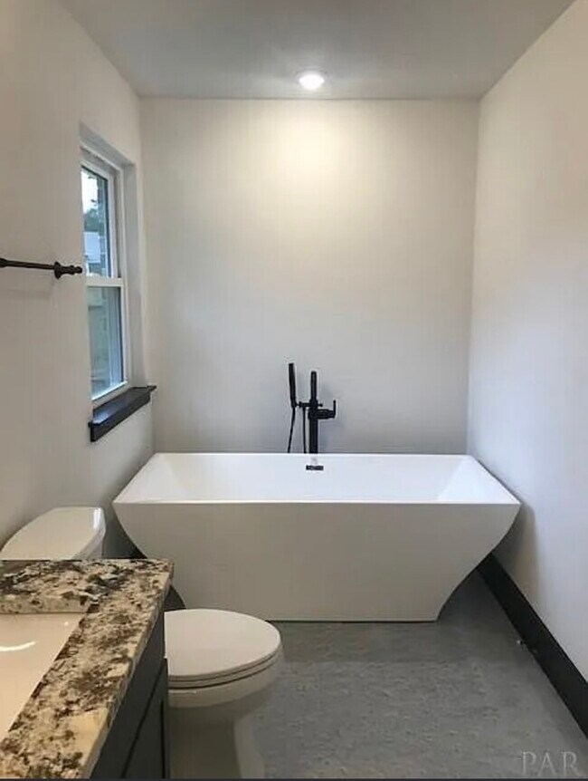 Building Photo - Just like New 3/2 - Custom Quality Constru...