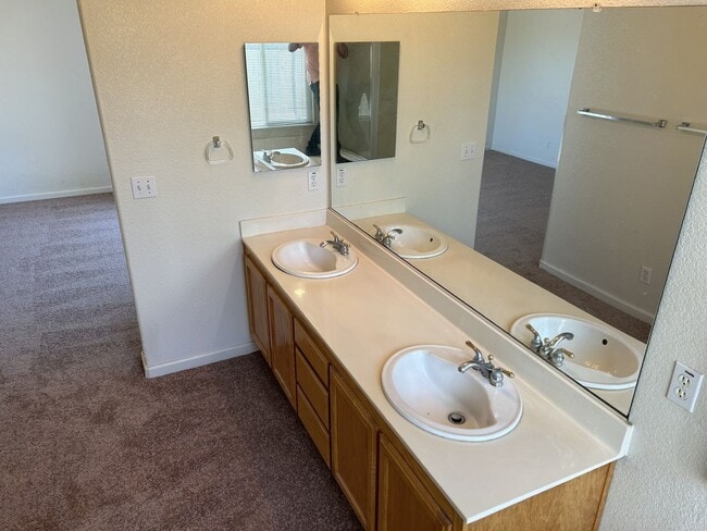 Building Photo - Gorgeous 3 Bedroom, 2 Bath Home in America...