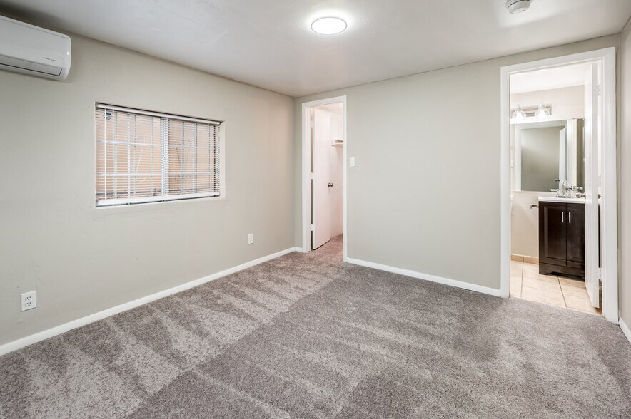 Building Photo - 1416 W Clarendon Ave