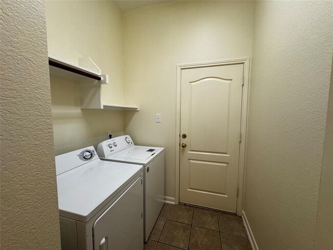 Building Photo - 1429 Scheider Dr