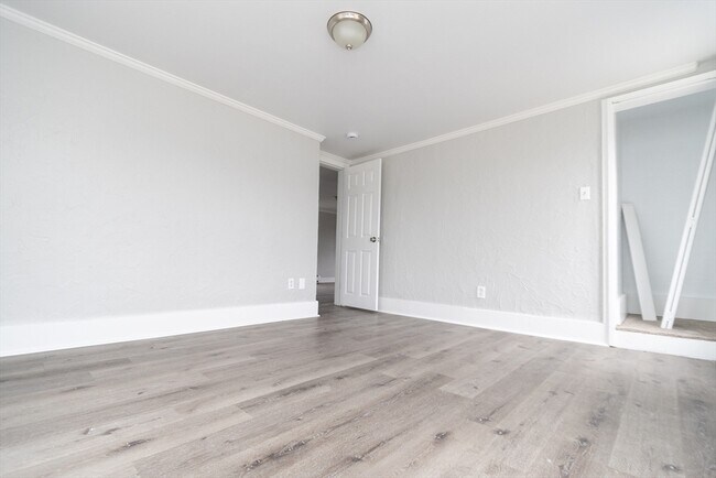 Building Photo - 7 Central St