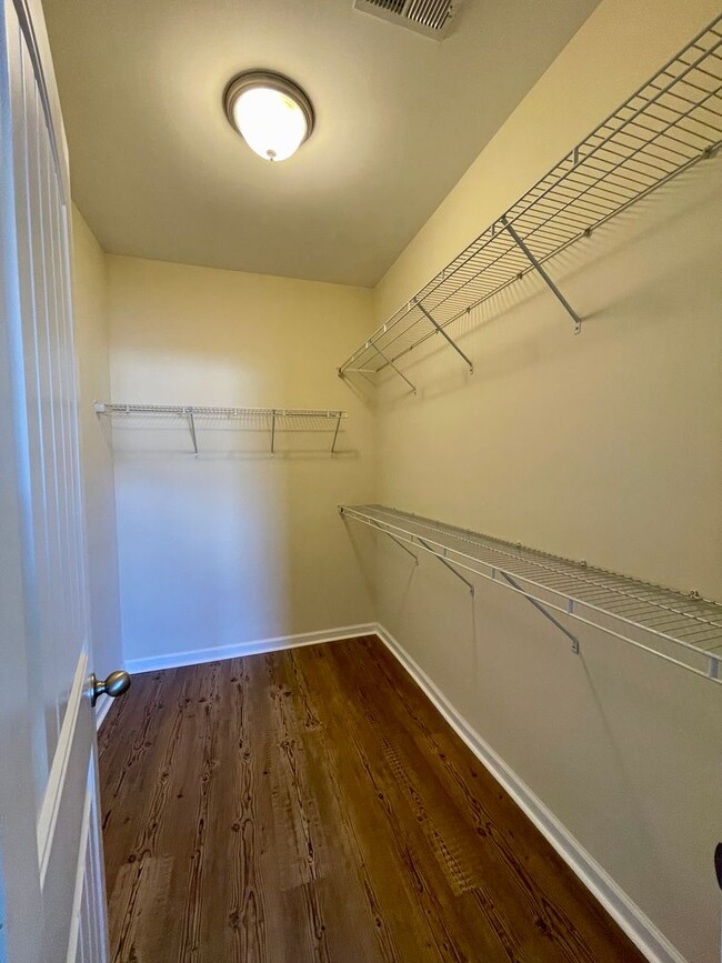 Building Photo - 5 Bedroom/3 Bath home with Garage in Tiger...