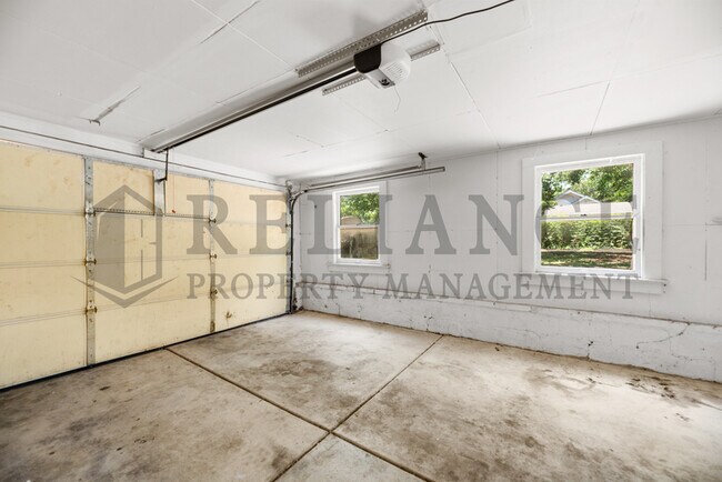 Building Photo - 601 N Pershing St