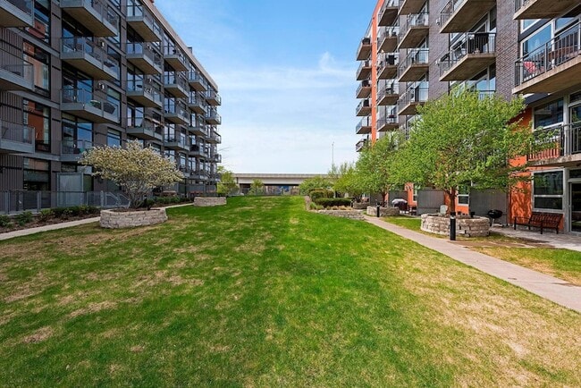 Building Photo - 730 N 4th St