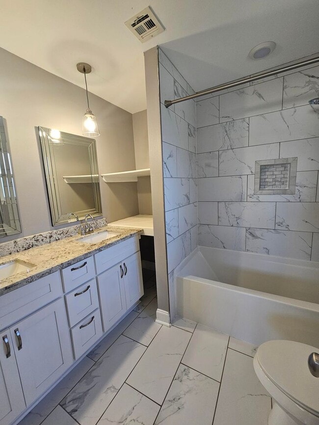 Building Photo - 4 Bedroom, 2 Bath Newly Renovated House for Lease