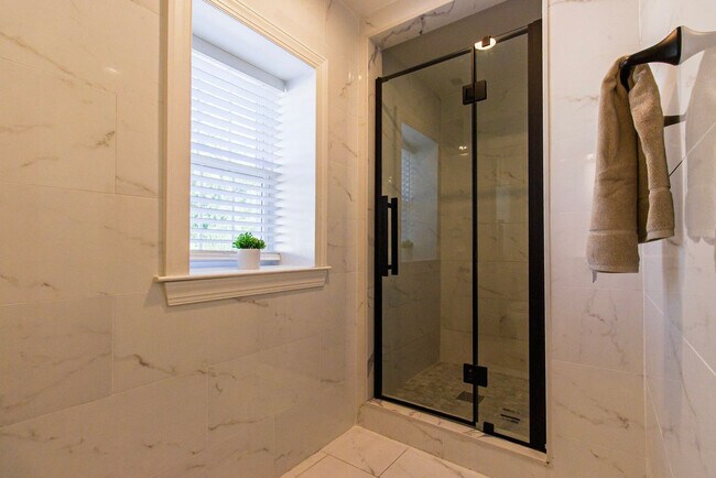 Building Photo - 717 Lancaster Ave