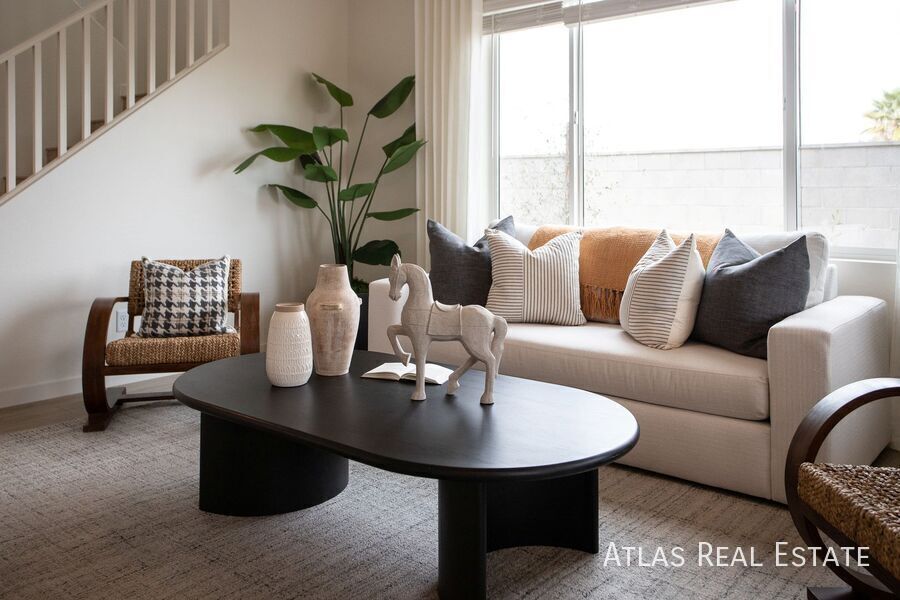 Building Photo - 1120 W Villa Theresa Dr