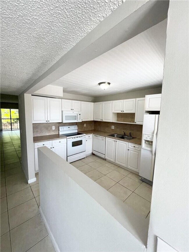 Building Photo - 197 Lakeview Dr
