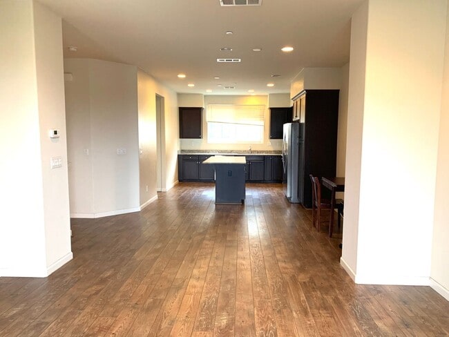 Building Photo - 3 Bed/3 Bath Newer Townhome in Desirable Ardenwood Neighborhood
