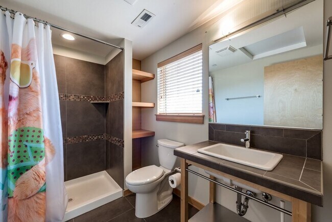 Building Photo - Luxury Three Bedroom Townhome in Johns Lan...