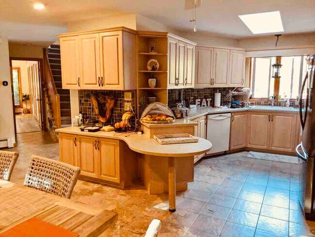 Building Photo - 140 Paquette Cir