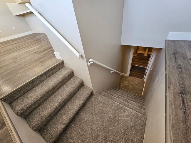 Building Photo - Updated 4 Bed Home with Large Yard