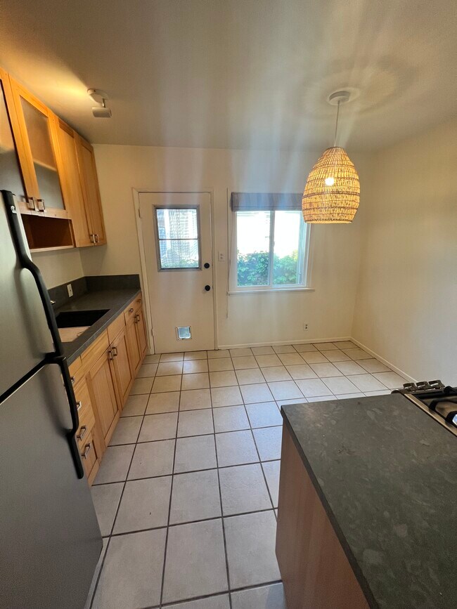 Building Photo - 647 Santa Clara Ave