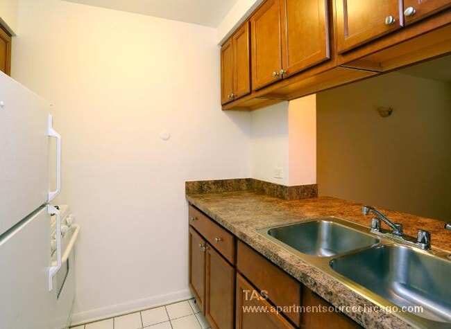 Primary Photo - 540 W Roscoe St