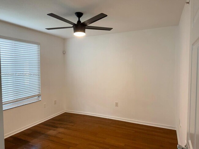 Building Photo - 401 Villa Cir