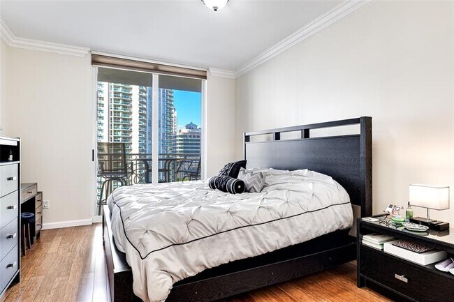 Building Photo - 511 SE 5 Ave