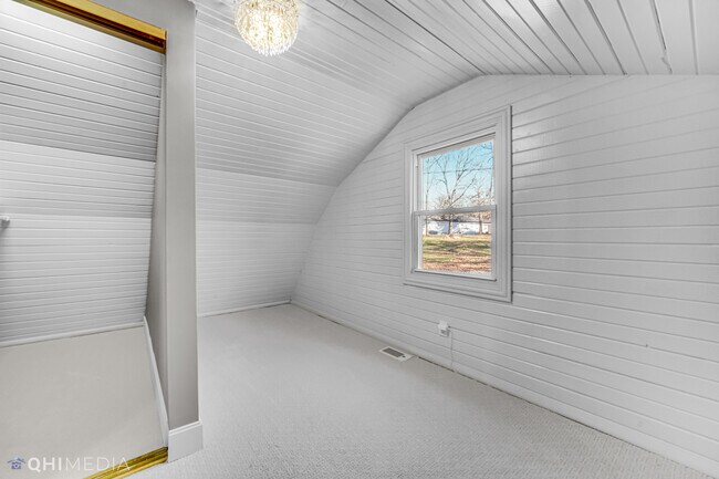 Building Photo - 6N926 Irving Ave