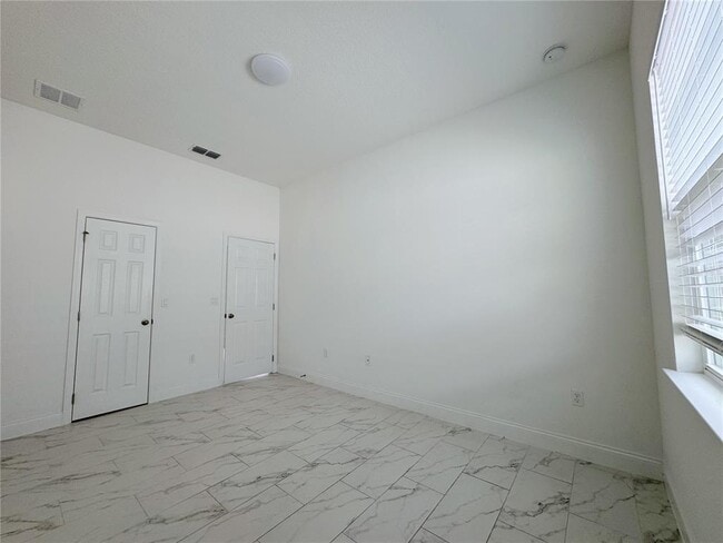 Building Photo - 725 Dennis Ave