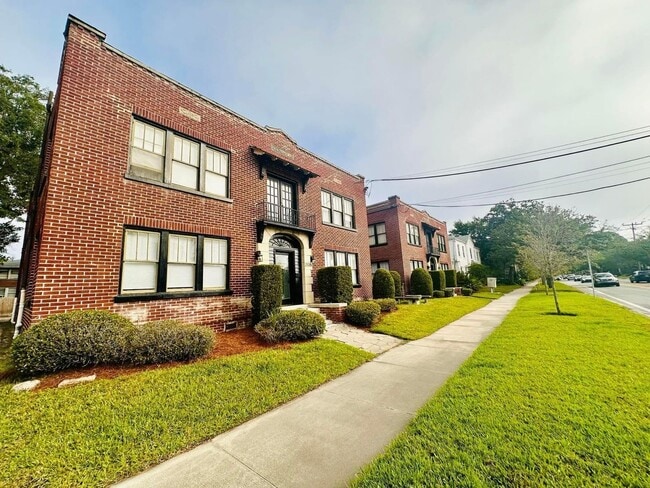 Building Photo - Remodeled Unit in RIVERSIDE! ONE MONTH FREE!