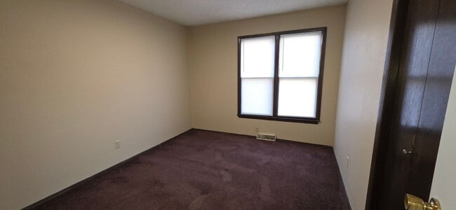 Building Photo - Spacious 3 Bedroom Home for $1095 in Southwest Springfield