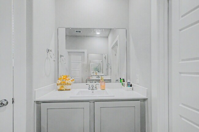 Building Photo - Experience Princeton Lifestyle