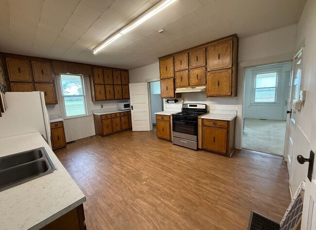 Building Photo - Charming Country Farmhouse in Elberta!