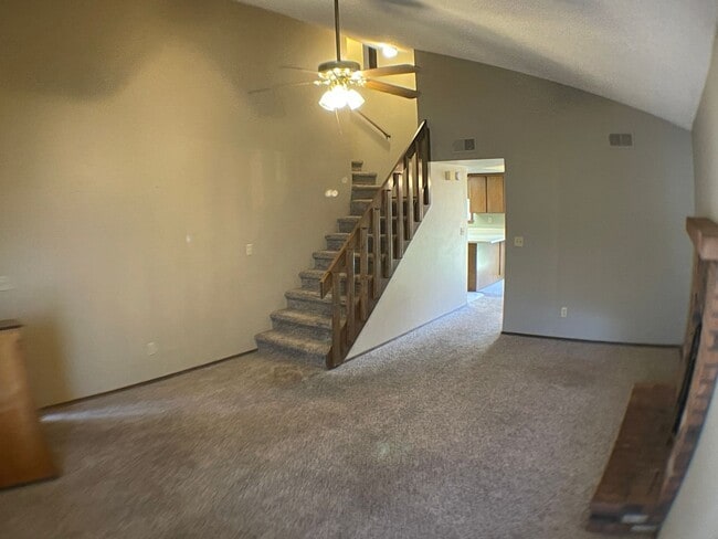 Building Photo - Super End unit Townhouse!!