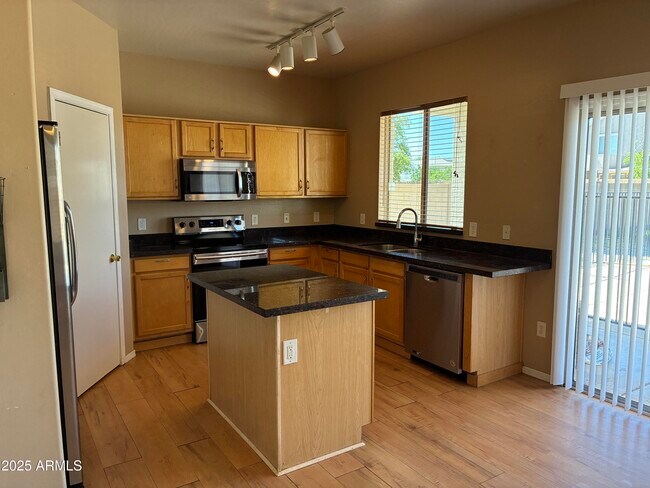Building Photo - 6982 W Glenn Dr