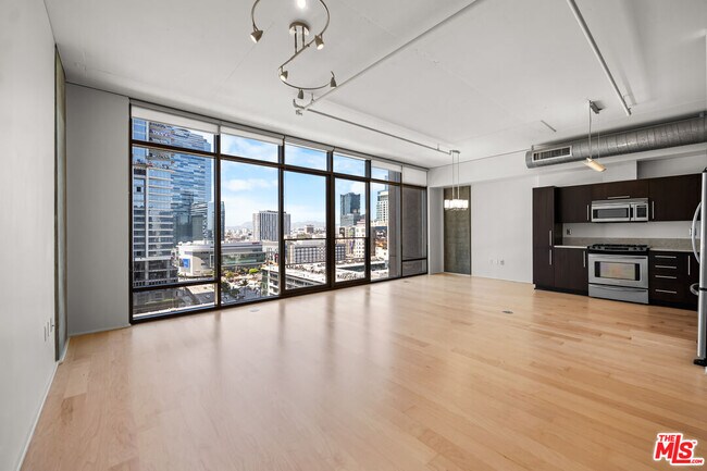 Building Photo - 1100 S Hope St