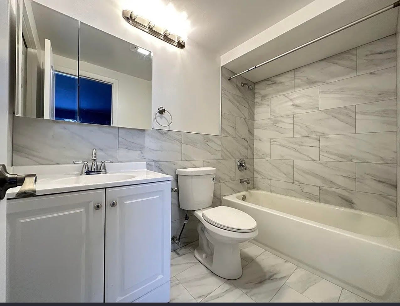 Building Photo - 1653 Oakwood Ave