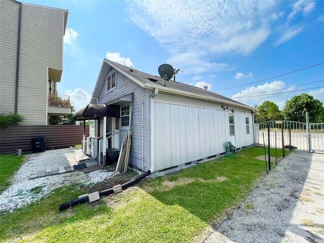 Building Photo - 4516 Katy Fwy