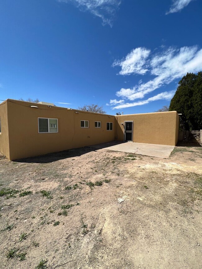 Building Photo - Nice 3 bedroom 1 3/4 Bath 2 Car Garage with large front and back yard!