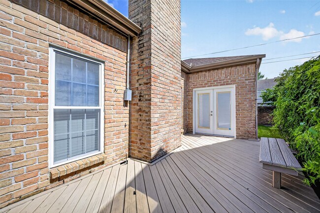 Building Photo - 10310 Chevy Chase Dr