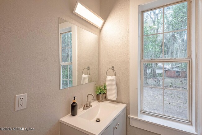 Building Photo - 325 Alder St