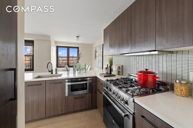 Building Photo - Spacious and Bright 2BD/2BA in UWS