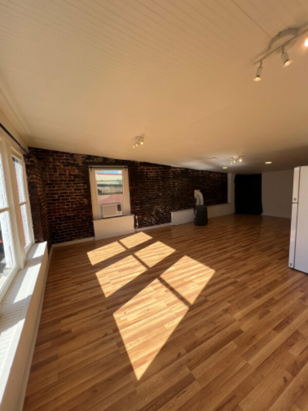 Building Photo - 119 W Main St