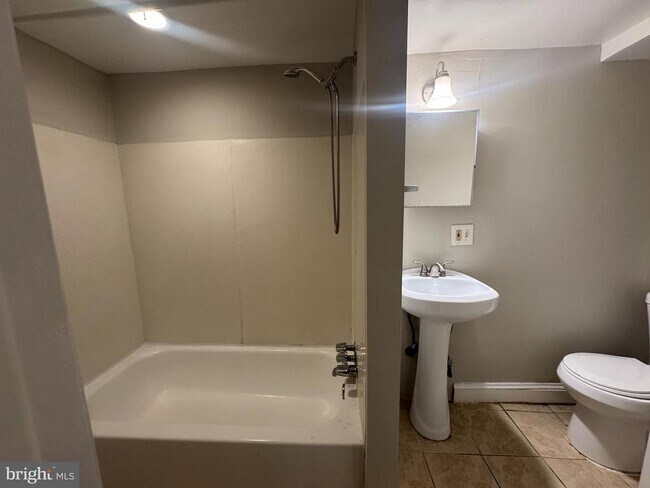 Building Photo - 228 Ascot Pl NE