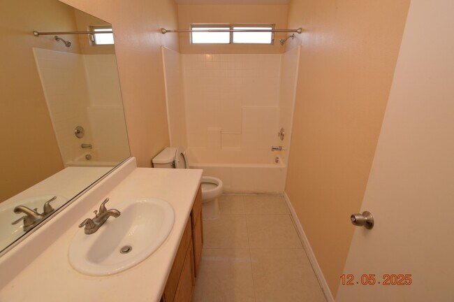 Building Photo - 604 Princess Ave