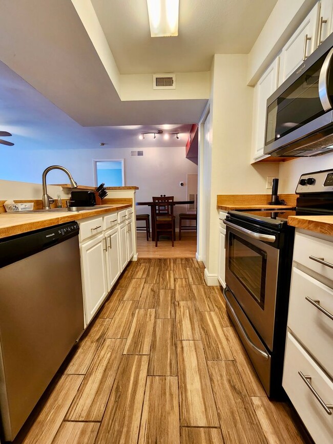 Building Photo - Fully upgraded 2/2 condo in the heart of K...