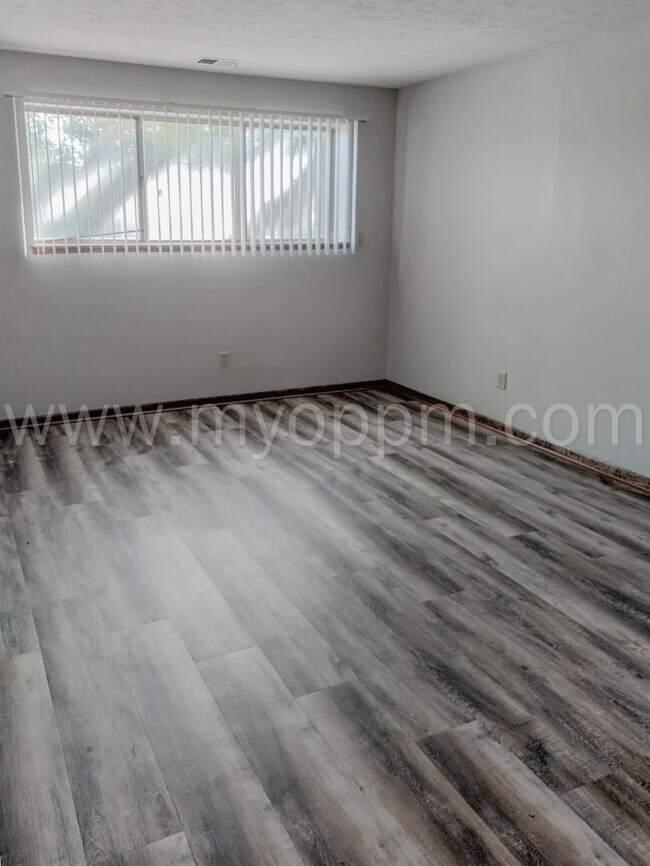 Interior Photo - ALANSCO 1016 N 47 Ave