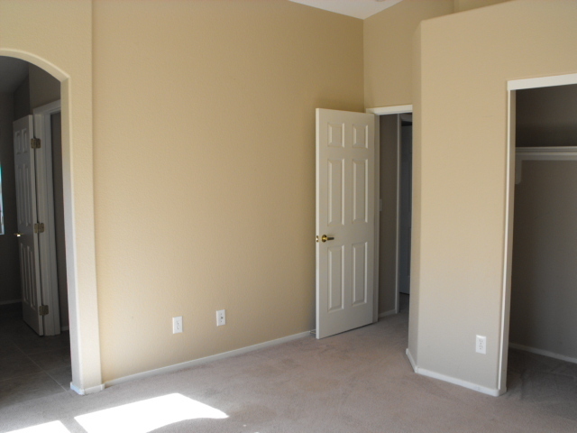 Building Photo - Spacious Henderson townhouse featuring   3...