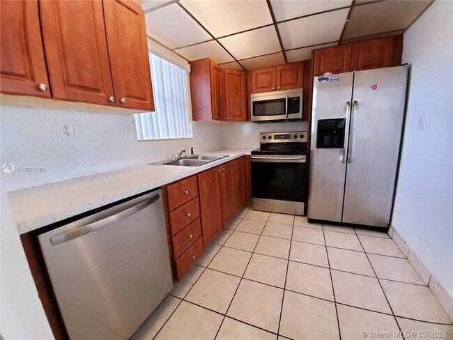 Building Photo - 9363 Fontainebleau Blvd