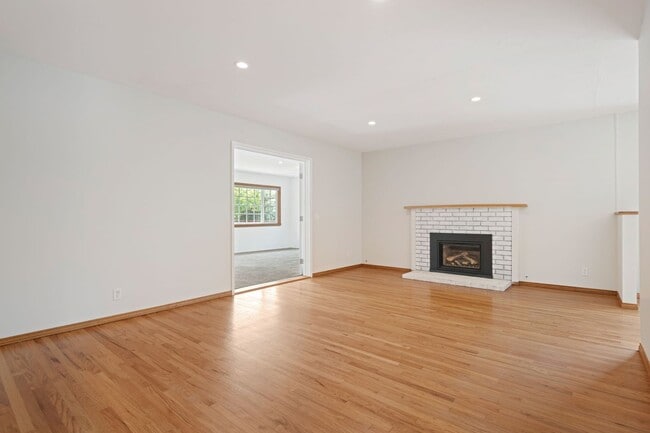 Building Photo - Charming 3-Bed, 2-Bath Home for Rent in Go...