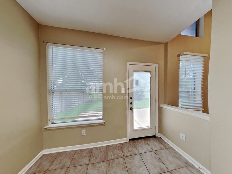 Building Photo - 1627 Buckingham Dr