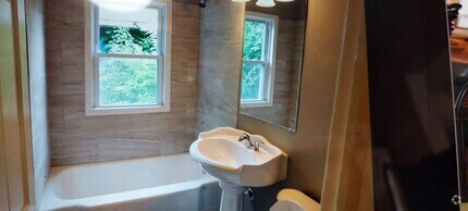 Building Photo - 6 Bed, 3 bath, Home