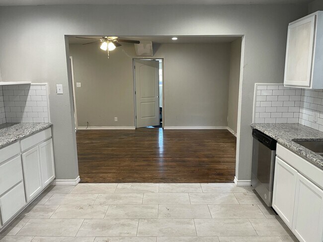 Building Photo - 613 S Andrews Ave