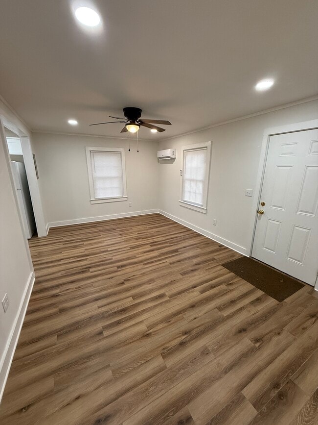 Building Photo - 110 Small St